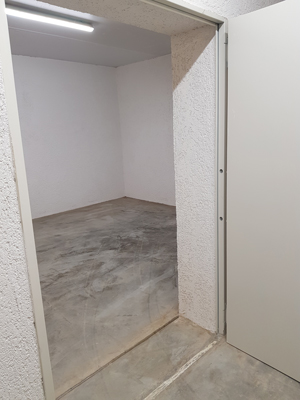 Geöffnete Tür zu einer Lagerbox