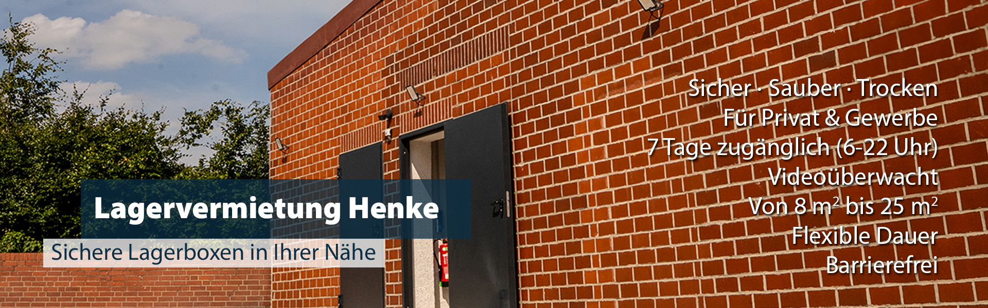 Henke Lagerplatzvermietung: moderne Lagerboxen mit Sicherheitskameras und robusten Toren in Blau