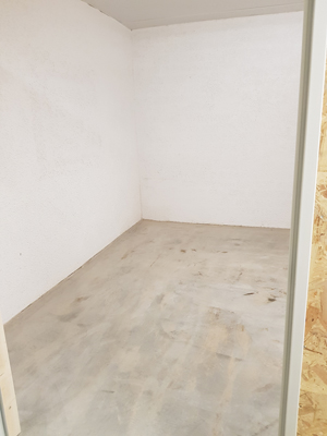 Mittelgang mit Türen zu Lagerboxen